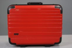 Röd resväska med nyckel